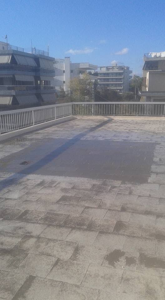 Η παλιά ταράτσα με φθαρμένες πλάκες