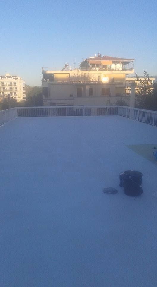 Η ταράτσα με τα δοχεία του υλικού