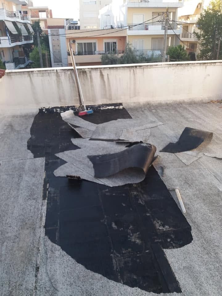 أغشية قديمة ممزقة على السطح