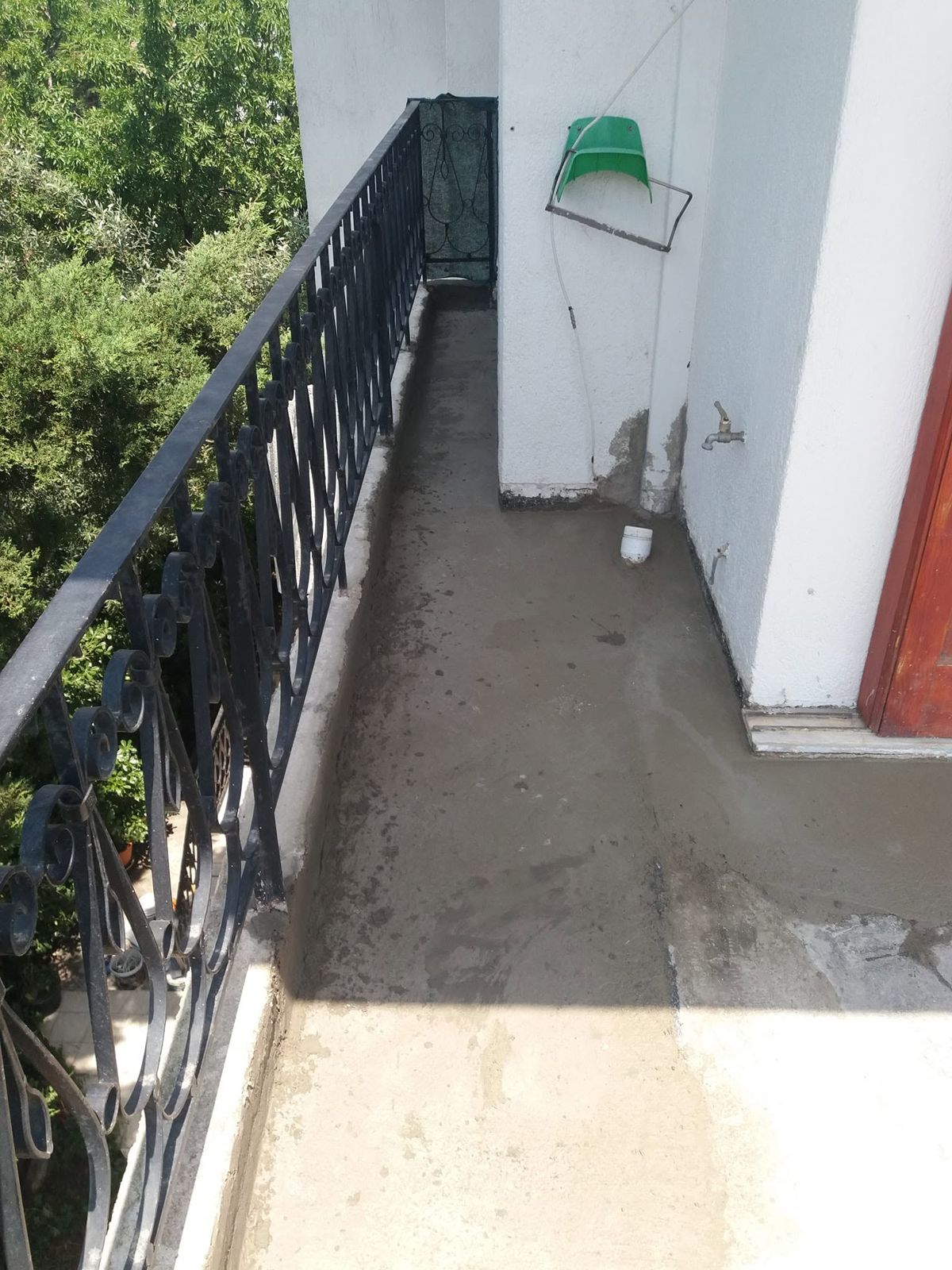 Το στενό μπαλκόνι με φρέσκο υλικό στη βάση του τοίχου