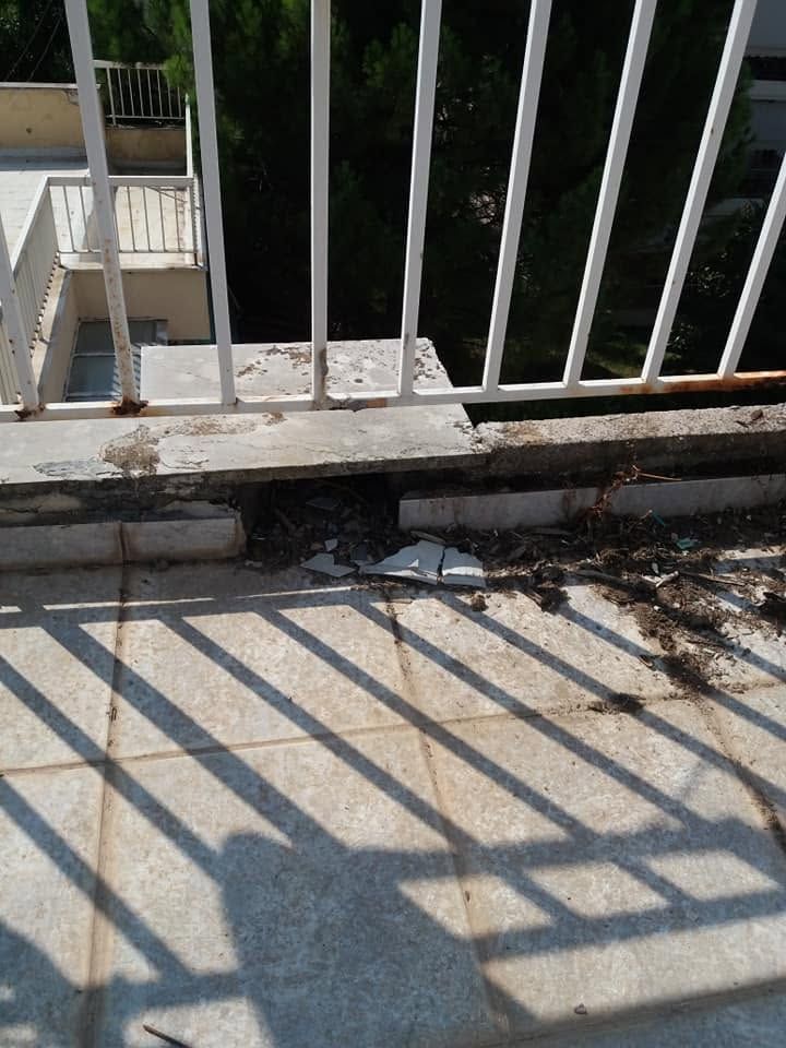 Ανοιχτή ένωση με χώματα στη βάση του στηθαίου