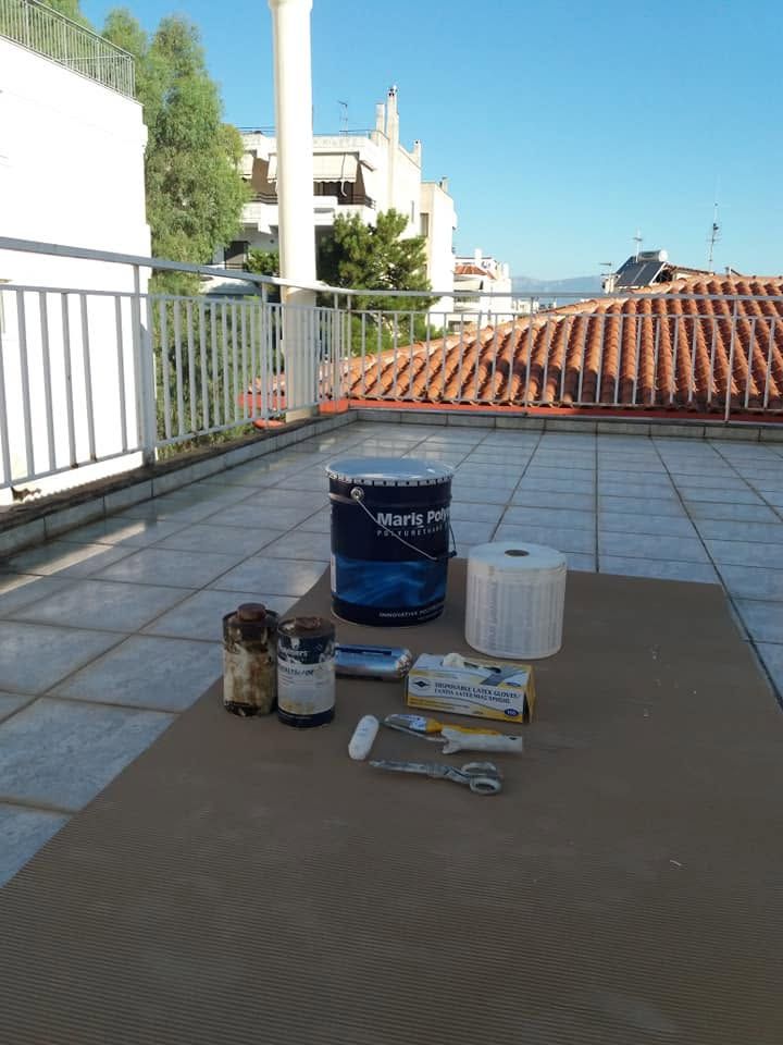 Δοχεία στεγανωτικού, ρολό υφάσματος και εργαλεία