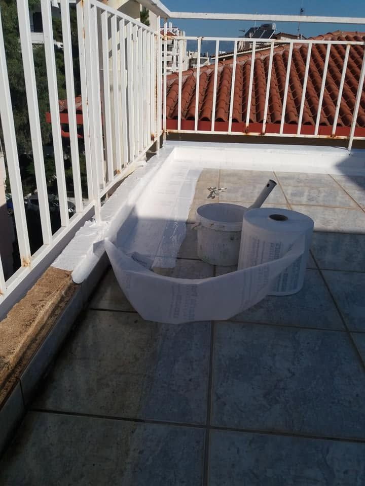 Λευκό στεγανωτικό στην ένωση δαπέδου και στηθαίου