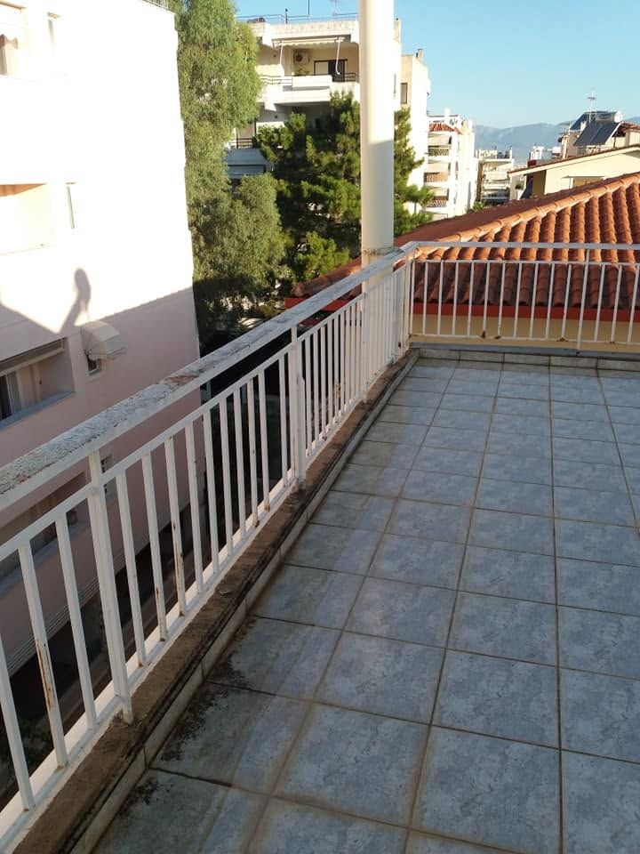 Το στηθαίο με τα κάγκελα κατά μήκος της ταράτσας