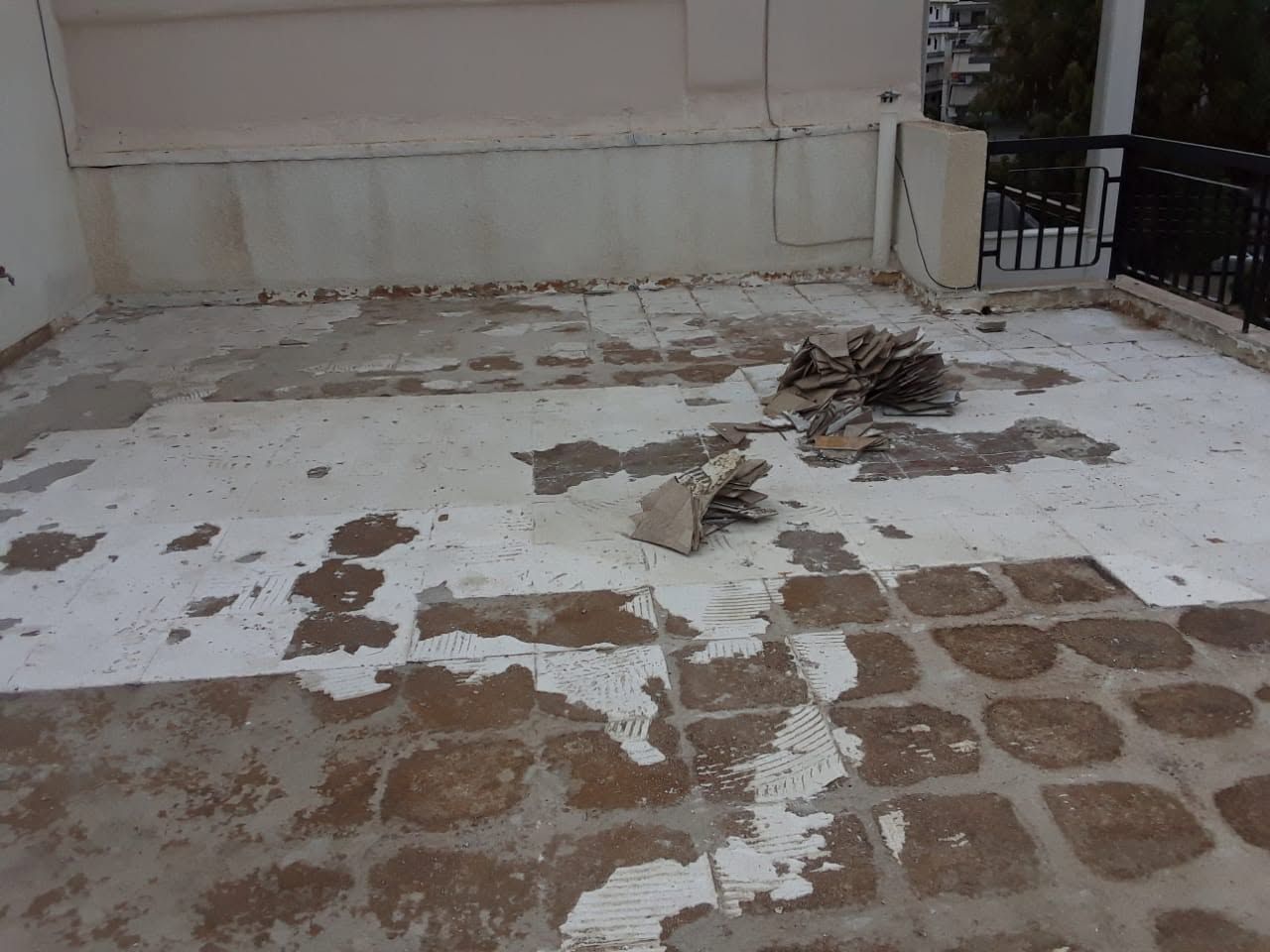 لاصق البلاط