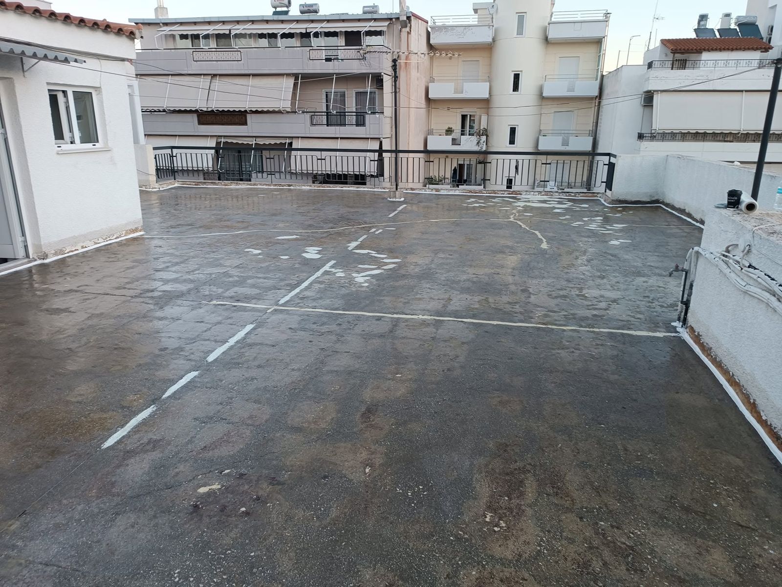 Η ταράτσα πλυμένη, με λευκές γραμμές στους σφραγισμένους αρμούς