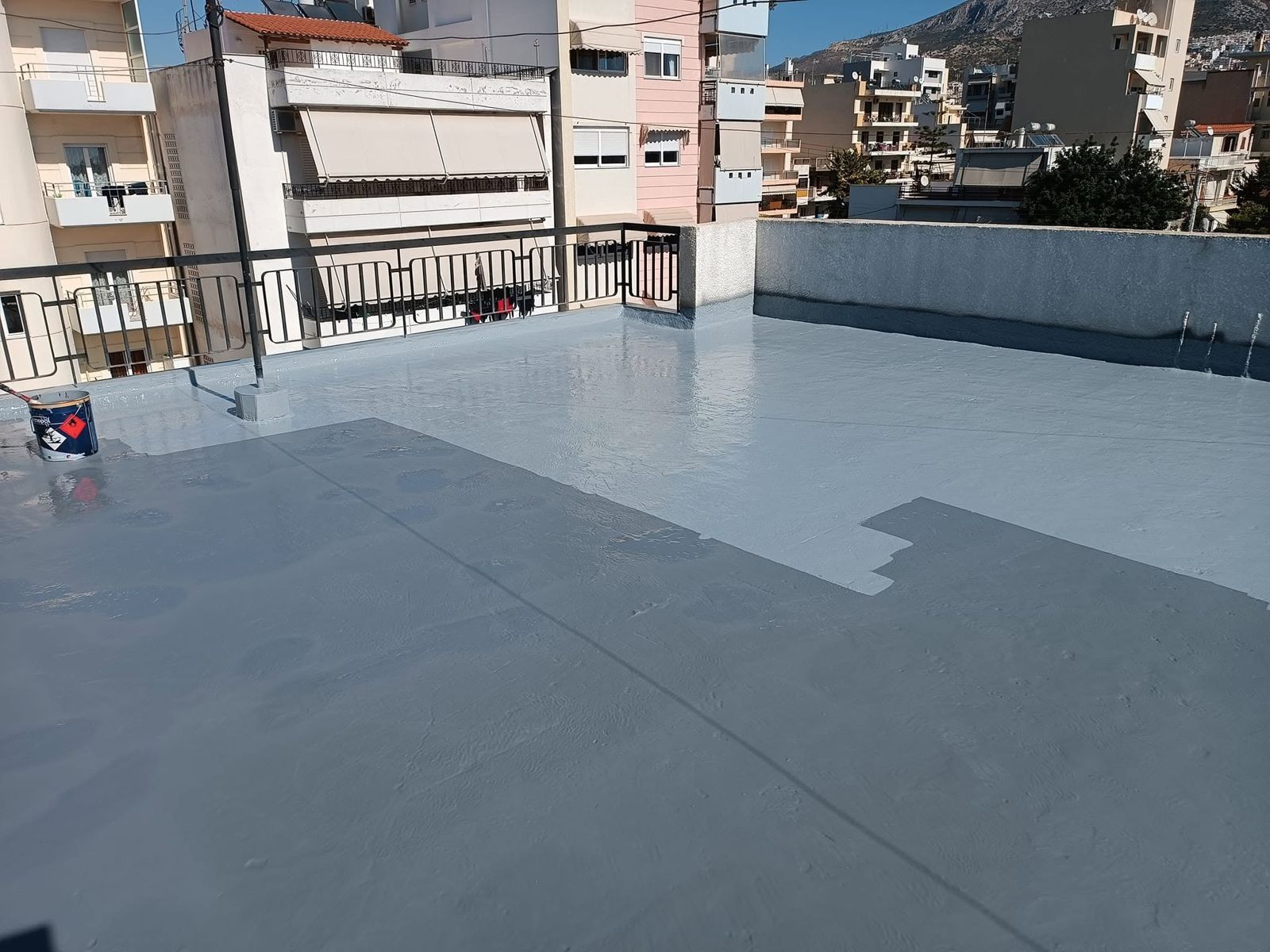 Η ταράτσα γκριζογάλανη, με ένα νέο χέρι να απλώνεται