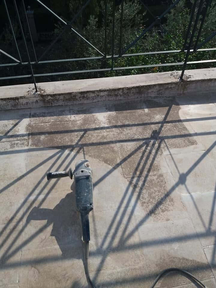 Τροχός πάνω στην ταράτσα, δίπλα στο στηθαίο