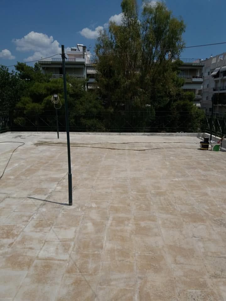 Η ταράτσα καθαρισμένη, με μια μεταλλική κολόνα