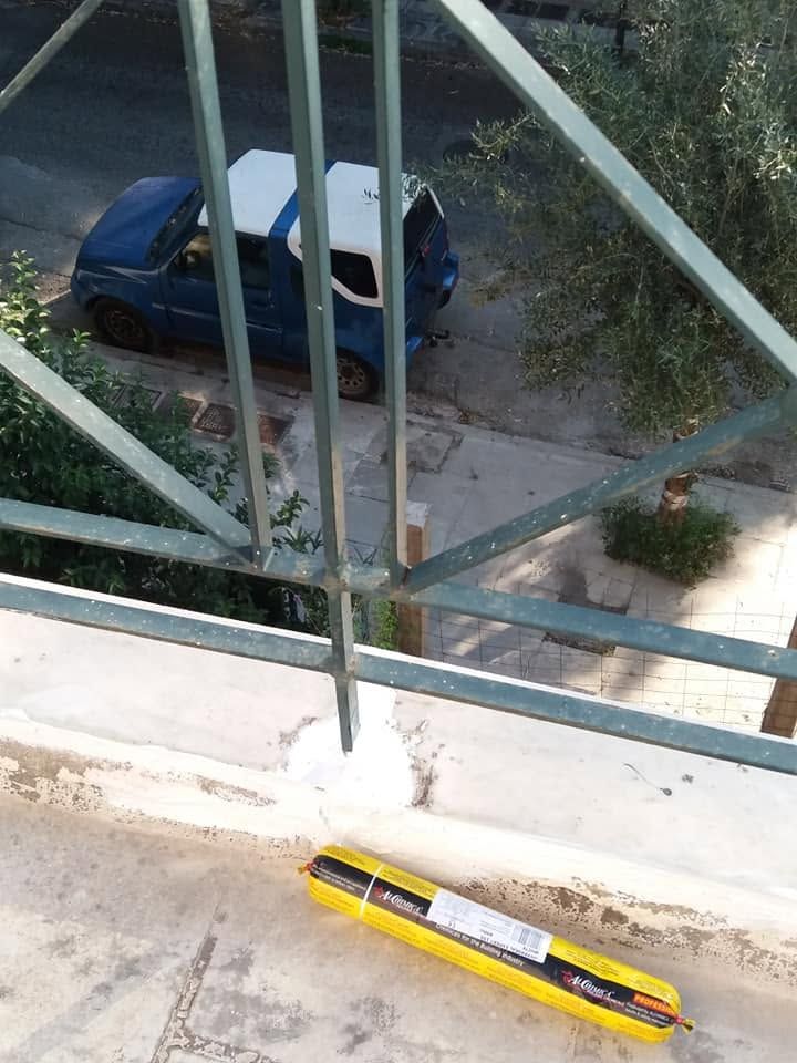 Η βάση του κάγκελου σφραγισμένη στο στηθαίο